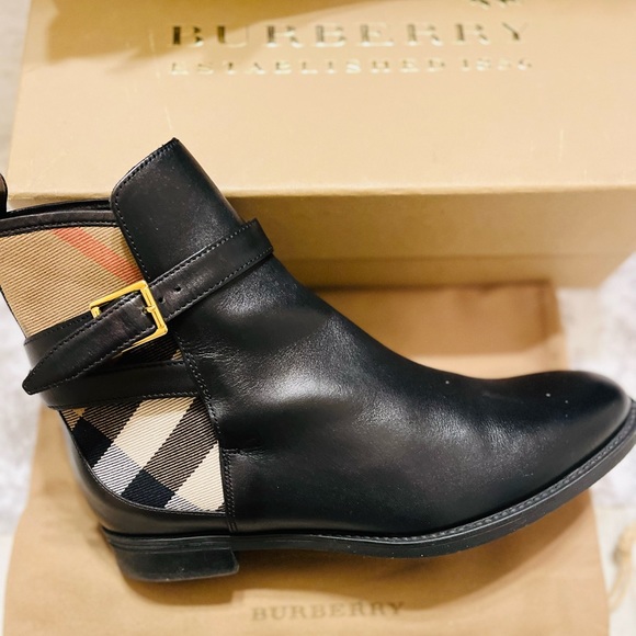 Authentic: Burberry Women's boot - Picture 2 of 4